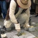 Der_Kuenstler_Gunter_Demnig_bei_der_Stolperstein_Verlegung_14_ November_2005.jpg